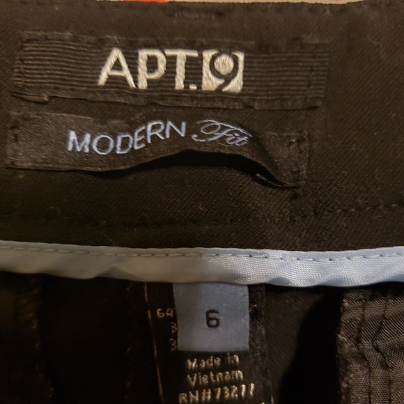 Women's Size 6 Black Modern Fit slacks. Apt9 64% Polyester 33% Rayon 3% Spandex. - Picture 3 of 3